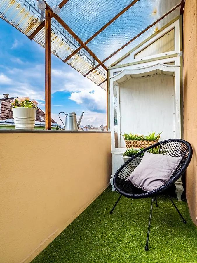 The Birdcage Apartment Budapesta 0*,
