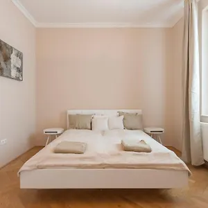  Apartman Opera & Basilica 2 Bedrooms With Balcony
