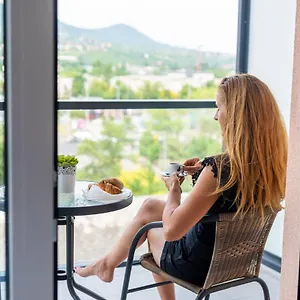  Apartman Sweet , 30sqm Studio, Free Private Parking, Mountain View, Balcony, 20 Min From Downtown